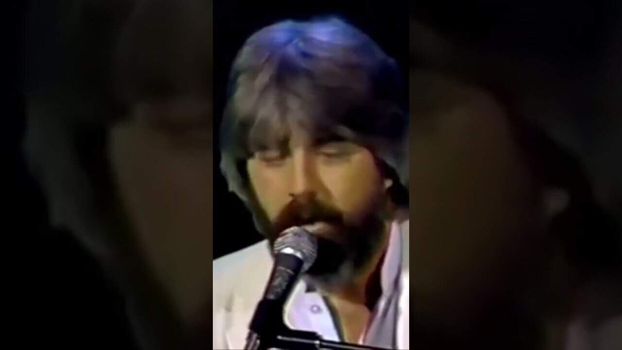 Michael mcdonald performing “i keep forgettin’” on solid gold in ‘82.