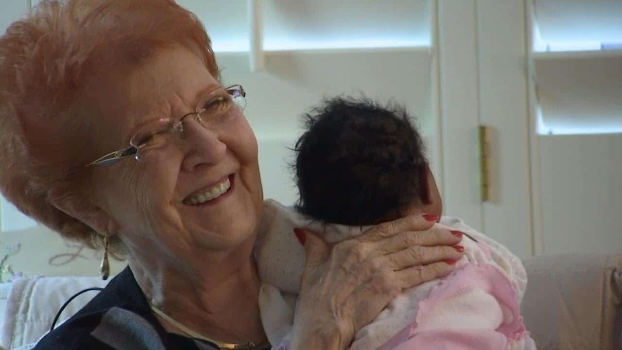 Kind woman opens home to stranded father and his 4 day old newborn